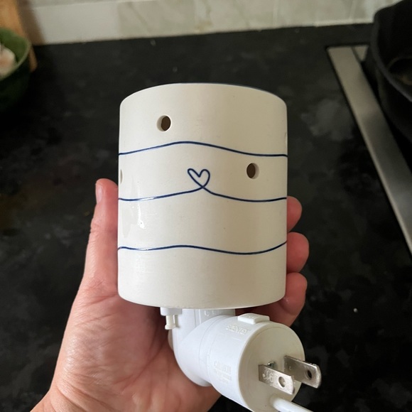 Scents wall plug night light and wax warmer - Picture 3 of 6